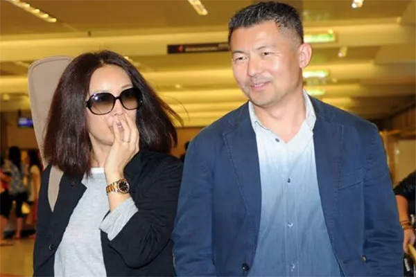 最近踹人的女歌手准备离婚了?网曝那英准备离婚